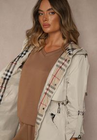 Renee - Beżowa Kurtka Parka z Kapturem Podpinanymi Rękawami i Printem w Kratę Hallela. Typ kołnierza: kaptur. Kolor: beżowy. Materiał: jeans. Długość: do kolan. Wzór: nadruk. Sezon: jesień #3