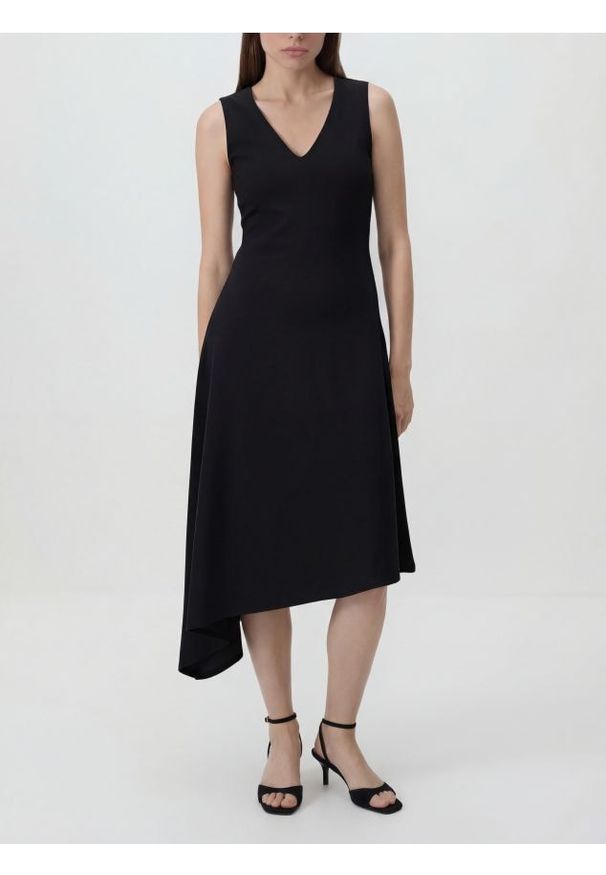 Reserved - Asymetryczna sukienka midi - czarny. Kolor: czarny. Materiał: dzianina, wiskoza. Typ sukienki: asymetryczne. Długość: midi