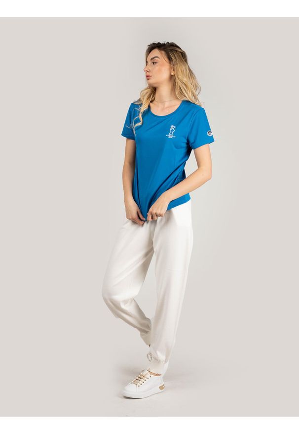 North Sails X Prada T-shirt "Foehn" | 45 2505 000 | T-shirt Foehn | Kobieta | Niebieski. Okazja: na co dzień. Kolor: niebieski. Materiał: poliester. Wzór: napisy, nadruk, aplikacja. Styl: casual