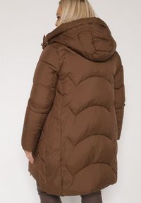 Born2be - Brązowa Długa Pikowana Kurtka z Nieodpinanym Kapturem Mevessia. Okazja: na co dzień. Kolor: brązowy. Materiał: jeans. Długość: długie. Styl: klasyczny, casual, elegancki #5