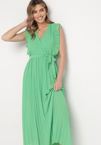 Born2be - Zielona Plisowana Sukienka Maxi Wiskozowa z Kopertowym Dekoltem i Falbankami Glimes. Typ kołnierza: kołnierz z falbankami. Kolor: zielony. Materiał: wiskoza. Typ sukienki: kopertowe. Długość: maxi #5
