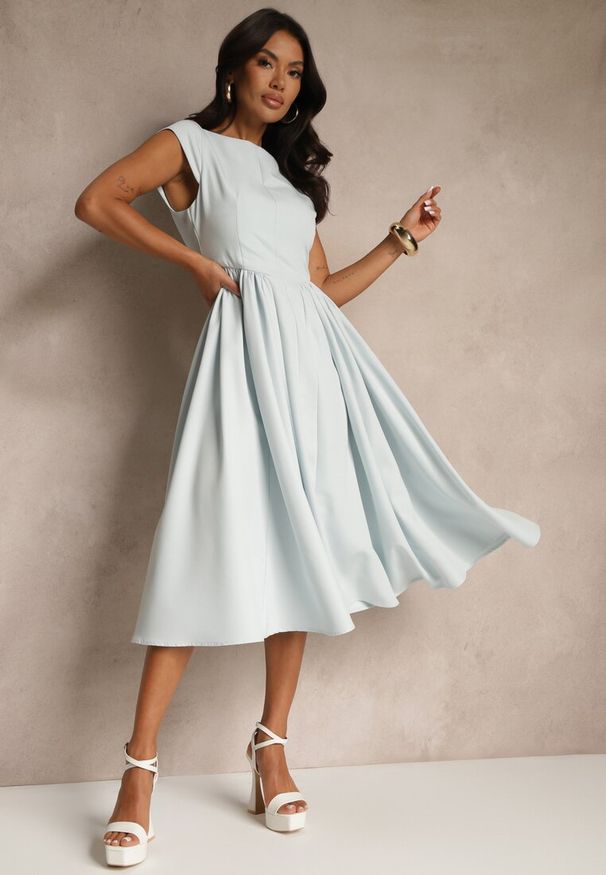 Renee - Niebieska Sukienka Vices o Rozkloszowanym Kroju z Dekoltem w Kształcie Łódki Milioria. Kolor: niebieski. Długość rękawa: krótki rękaw. Styl: klasyczny