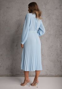Renee - Niebieska Koszulowa Sukienka z Plisowanymi Zdobieniami i Paskiem z Klamrą Efrivelle. Okazja: na co dzień. Kolor: niebieski. Długość rękawa: długi rękaw. Wzór: aplikacja. Typ sukienki: koszulowe. Styl: casual, elegancki, klasyczny #6