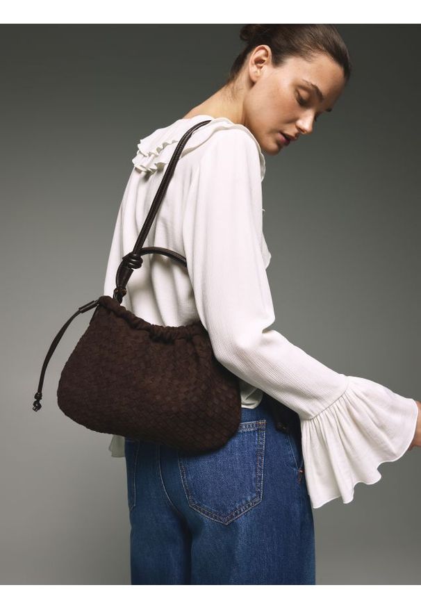 Reserved - Pleciona torebka z imitacji zamszu - ciemnobrązowy. Kolor: brązowy. Materiał: zamszowe