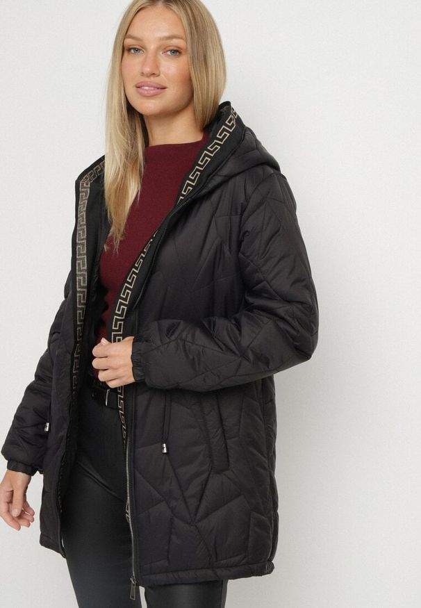 Born2be - Czarna Pikowana Kurtka z Kapturem i Ściągaczami w Talii Tiobelle. Okazja: na spacer. Typ kołnierza: kaptur. Kolor: czarny. Materiał: jeans, skóra, poliester. Styl: klasyczny, sportowy