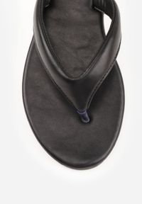 Renee - Czarne Płaskie Japonki Minimalistyczne z Paskiem z Imitacji Skóry Doriemala. Okazja: na co dzień. Kolor: czarny. Materiał: skóra. Sezon: lato. Obcas: na płaskiej podeszwie. Styl: wakacyjny, casual #6