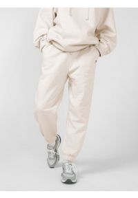 outhorn - Spodnie dresowe damskie - kremowe. Kolor: kremowy. Materiał: dresówka. Wzór: nadruk #3