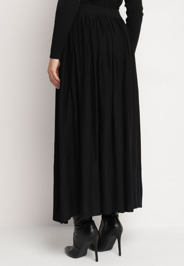 Born2be - Czarna Plisowana Spódnica z Wiskozą z Gumką w Talii Tilige. Okazja: na co dzień. Stan: podwyższony. Kolor: czarny. Materiał: wiskoza. Styl: elegancki, wizytowy, casual