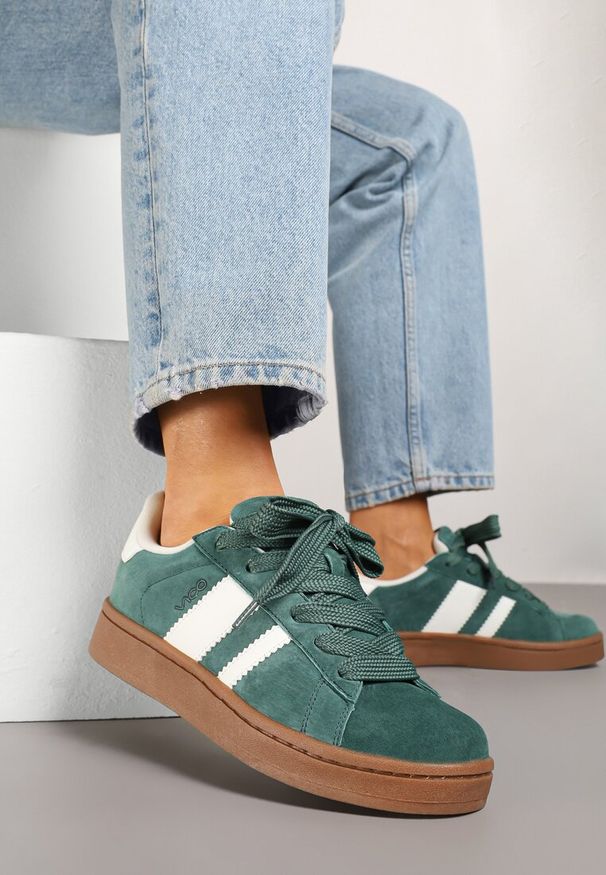 Born2be - Zielono-Białe Sneakersy w Stylu Klasycznych Tenisówek z Ozdobnymi Paskami Neveza. Okazja: na co dzień. Zapięcie: pasek. Kolor: zielony. Materiał: jeans. Wzór: paski