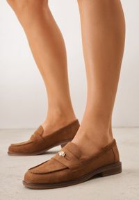 Renee - Brązowe Mokasyny VICES ze Skórzaną Wkładką i Metaliczną Ozdobą Sereisana. Nosek buta: okrągły. Kolor: brązowy. Materiał: skóra. Wzór: aplikacja. Obcas: na obcasie. Wysokość obcasa: niski #1