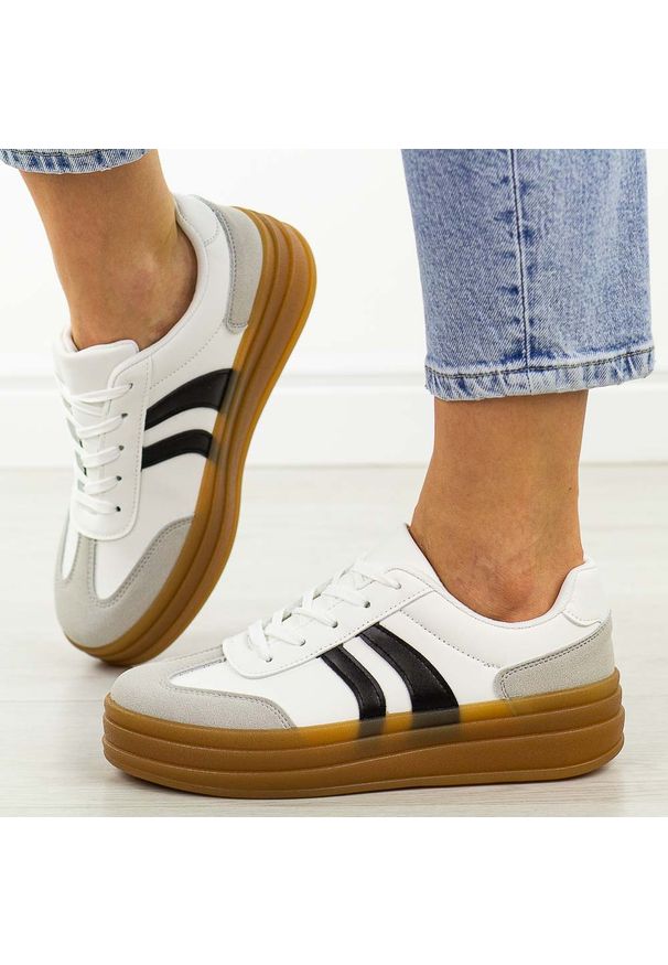 Białe sneakersy damskie Jezzi News 6769. Okazja: na co dzień, na spacer. Zapięcie: sznurówki. Kolor: biały. Materiał: skóra. Szerokość cholewki: normalna. Sezon: wiosna, jesień, lato. Obcas: na platformie. Sport: turystyka piesza
