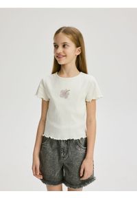 Reserved - Prążkowany t-shirt z aplikacją - złamana biel. Materiał: prążkowany. Wzór: aplikacja