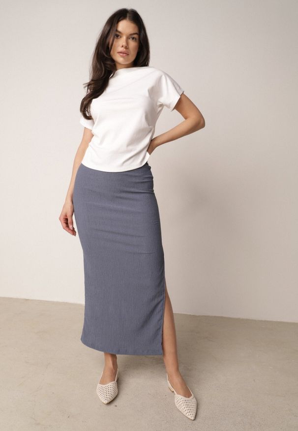 Born2be - Niebieska Prosta Spódnica z Rozcięciem z Boku ze Strukturalnej Tkaniny Orinelin. Okazja: do pracy, na co dzień. Kolor: niebieski. Materiał: tkanina. Długość: długie. Styl: elegancki, casual