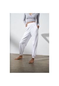 MOONHOLI - Spodnie do jogi Moonholi Moony Comfy Sweatpants z kieszeniami. Kolor: biały. Sport: joga i pilates