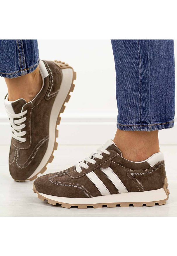 Taupe zamszowe skórzane półbuty damskie S.Barski 7097. Okazja: na co dzień. Zapięcie: sznurówki. Materiał: zamsz, skóra. Szerokość cholewki: normalna. Sezon: wiosna, jesień, lato. Styl: casual, elegancki, sportowy, klasyczny