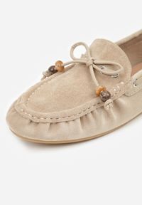 Renee - Ciemnobeżowe Mokasyny Ozdobione Kokardą Koralikami i Przeszyciami Clanrunner. Kolor: beżowy. Materiał: jeans. Wzór: aplikacja. Styl: elegancki #5