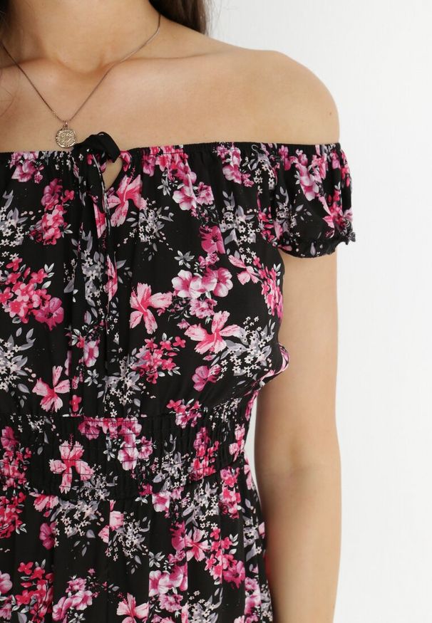 Born2be - Czarny Kombinezon z Wiskozy Fimo. Kolor: czarny. Materiał: wiskoza. Długość rękawa: krótki rękaw. Długość: krótkie. Wzór: aplikacja, kwiaty. Sezon: lato. Długość: mini