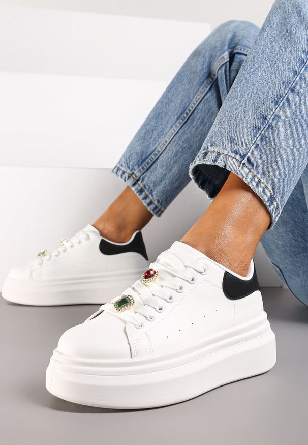 Renee - Czarne Sneakersy na Platformie z Aplikacjami na Sznurówkach Neveahra. Nosek buta: okrągły. Zapięcie: sznurówki. Kolor: czarny. Wzór: aplikacja. Obcas: na platformie. Wysokość obcasa: niski