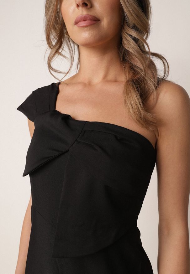 Born2be - Czarny Asymetryczny Elegancki Kombinezon VICES na Jedno Ramię z Zakładką Aigariope. Kolor: czarny. Długość: krótkie. Styl: elegancki