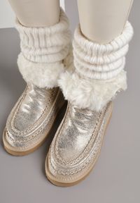 Born2be - Złote Wsuwane Śniegowce z Futerkiem i Metalicznym Połyskiem Vetirena. Okazja: na co dzień. Zapięcie: bez zapięcia. Kolor: złoty. Materiał: futro. Styl: casual, elegancki #3