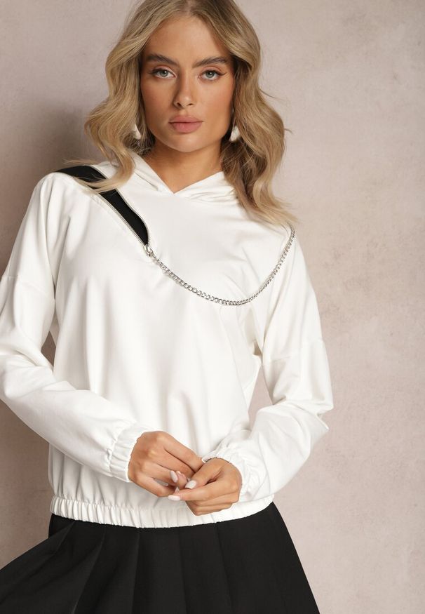 Renee - Biała Asymetryczna Bluza z Bawełny z Kapturem i Ozdobnym Suwakiem Lueur. Typ kołnierza: kaptur. Kolor: biały. Materiał: bawełna. Wzór: aplikacja