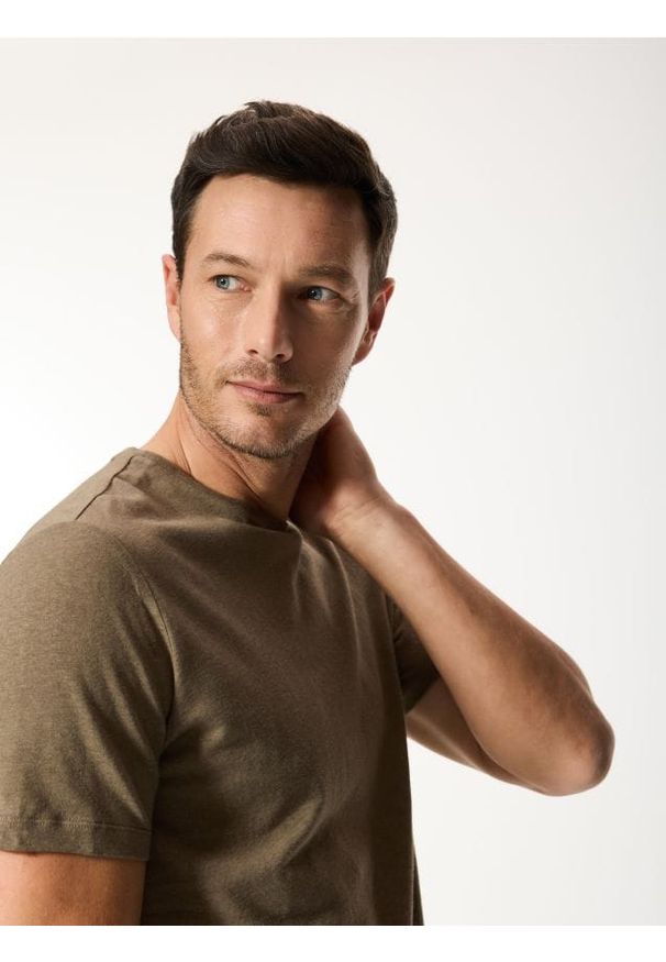 Reserved - T-shirt regular z lnem - zielony. Kolor: zielony. Materiał: len