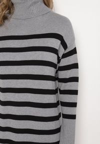 Born2be - Szaro-Czarna Sweterkowa Sukienka z Golfem Wiskozą i Modalem Ozdobiona Paskami Fesalttia. Okazja: na co dzień. Typ kołnierza: golf. Kolor: szary. Materiał: wiskoza. Długość rękawa: długi rękaw. Wzór: aplikacja. Typ sukienki: proste. Styl: casual, elegancki #4