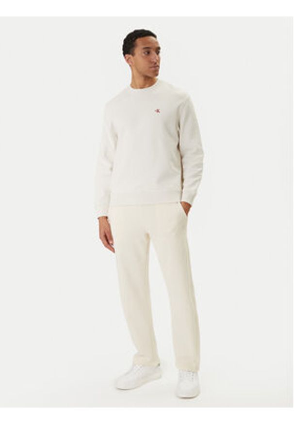 Calvin Klein Jeans Spodnie dresowe Monogram LV047F210G Beżowy Regular Fit. Kolor: beżowy. Materiał: bawełna