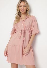 Born2be - Różowa Sukienka Koszulowa z Wiskozy z Kołnierzykiem i Wiązaniem Nanieria. Okazja: na co dzień. Kolor: różowy. Materiał: wiskoza. Długość rękawa: krótki rękaw. Typ sukienki: koszulowe. Styl: boho, casual #1