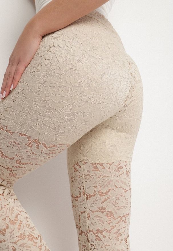 Born2be - Beżowe Spodnie Koronkowe o Fasonie Dzwonów Vortiga. Okazja: na co dzień. Kolor: beżowy. Materiał: koronka. Wzór: koronka. Styl: casual, elegancki