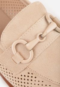 Renee - Ciemnobeżowe Mokasyny Vices z Perforacją z Wkładką ze Skóry Naturalnej Felithria. Okazja: na co dzień. Kolor: beżowy. Materiał: skóra. Wzór: aplikacja. Obcas: na obcasie. Styl: casual, klasyczny, elegancki. Wysokość obcasa: niski #9