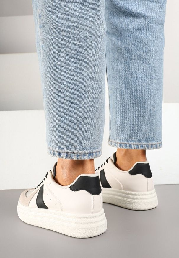 Renee - Beżowo-Czarne Sneakersy na Platformie Ozdobione Paskami ze Sznurowaniem Bormi. Okazja: na co dzień. Zapięcie: pasek. Kolor: beżowy. Materiał: jeans, skóra. Wzór: aplikacja. Obcas: na platformie