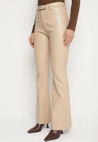 Born2be - Beżowe Spodnie Dzwony z Imitacji Skóry Vebora. Okazja: na co dzień. Kolor: beżowy. Materiał: skóra. Styl: klasyczny, casual, elegancki