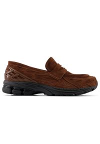Buty męskie New Balance U1906LNS – brązowe. Kolor: brązowy. Materiał: zamsz. Szerokość cholewki: normalna. Sport: turystyka piesza #1