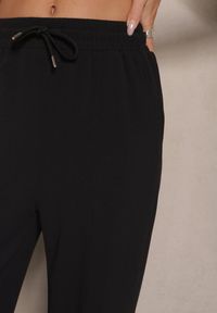 Renee - Czarne Spodnie o Szerokim Kroju High Waist Ozdobione Sznurkiem Deyrisse. Okazja: na spotkanie biznesowe, do pracy. Stan: podwyższony. Kolor: czarny. Materiał: guma. Wzór: aplikacja. Styl: biznesowy, elegancki