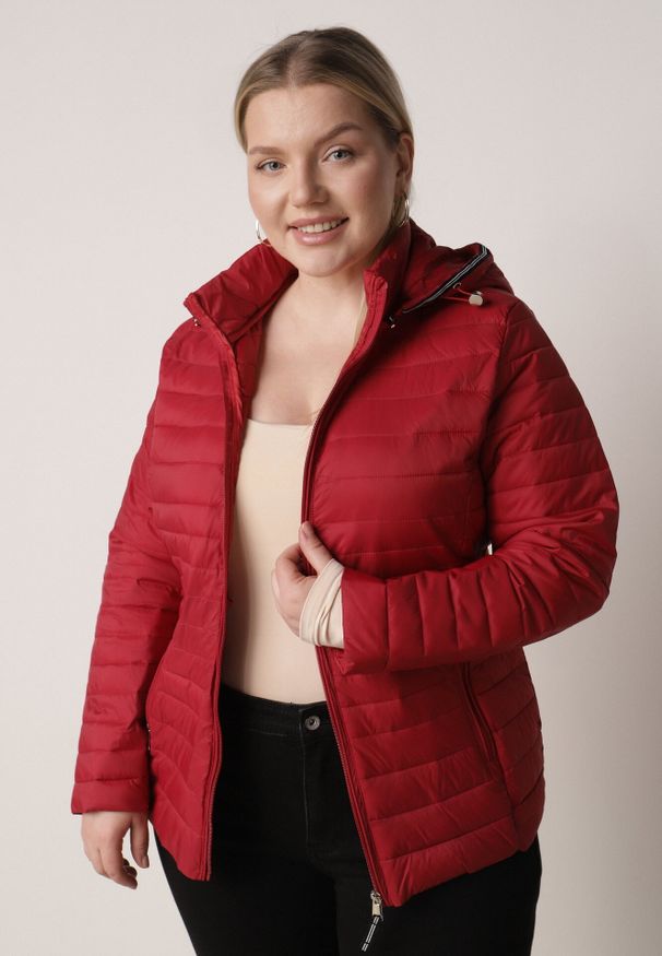 Born2be - Czerwona Pikowana Kurtka Przejściowa z Odpinanym Kapturem Tidesse. Kolor: czerwony. Materiał: poliester, jeans