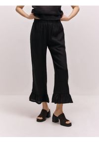 Reserved - Lniane spodnie z falbankami - ciemnobrązowy. Kolor: brązowy. Materiał: len #1