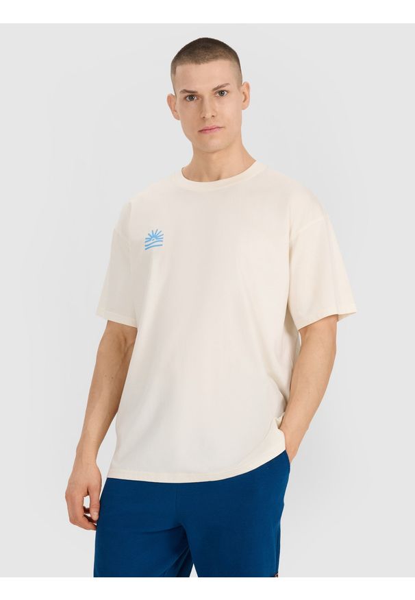 4f - 4F T-shirt oversize z nadrukiem męski - biały S. Okazja: na co dzień. Kolor: biały. Materiał: bawełna, tkanina, jersey. Długość rękawa: krótki rękaw. Długość: krótkie. Wzór: nadruk. Styl: klasyczny, sportowy, casual