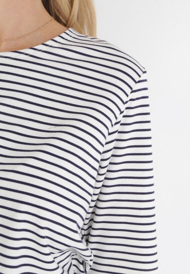 Born2be - Biało-Granatowa Bluzka z Ozdobnym Wiązaniem i Długimi Rękawami z Bawełny Marlis. Okazja: na co dzień. Kolor: biały. Materiał: bawełna. Długość rękawa: długi rękaw. Długość: długie. Wzór: paski. Styl: casual