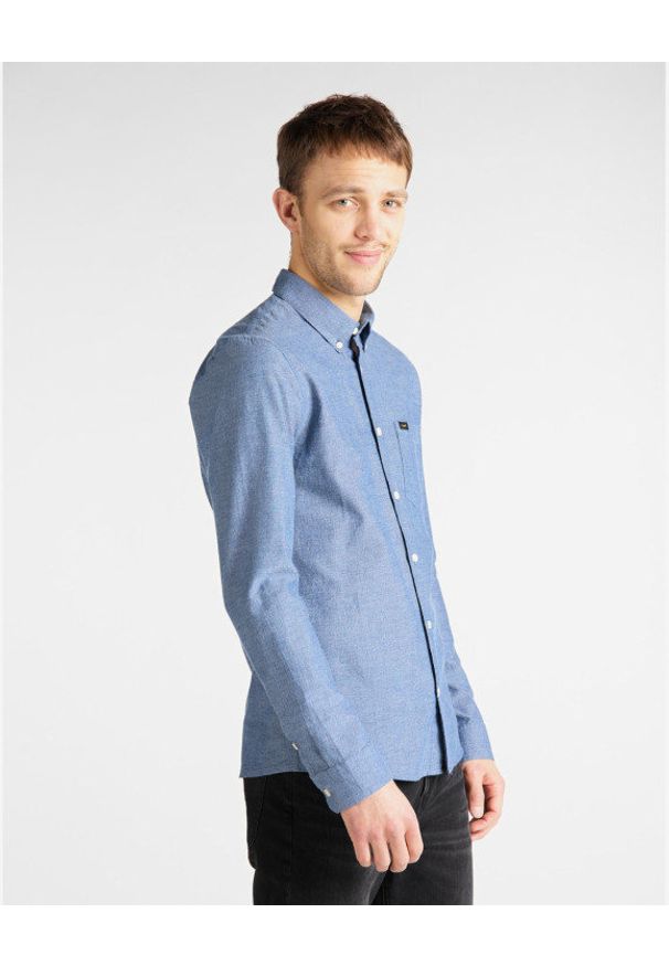 Lee - MĘSKA KOSZULA MATERIAŁOWA LEE SLIM BUTTON DOWN L66XDDLR 112116699. Typ kołnierza: button down. Materiał: materiał