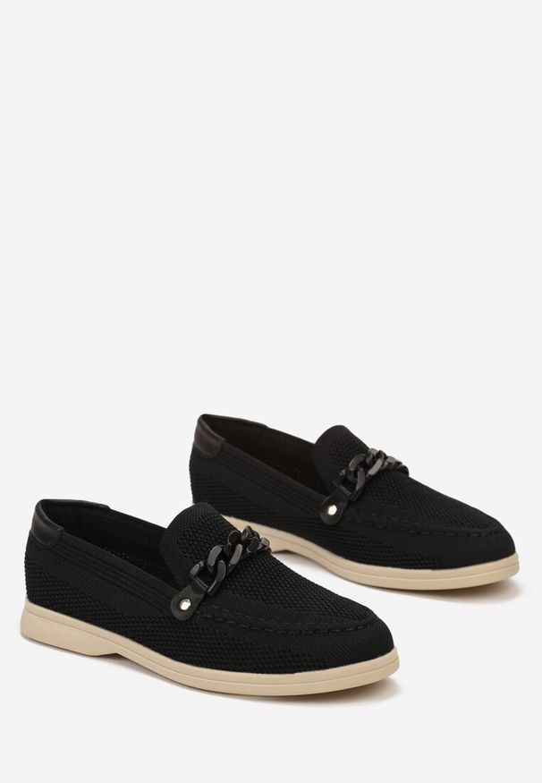 Born2be - Czarne Mokasyny z Perforacją i Ozdobnym Łańuchem Varsile. Kolor: czarny