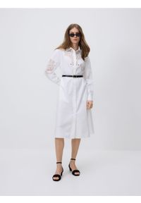 Reserved - Sukienka midi z paskiem - biały. Kolor: biały. Materiał: bawełna. Typ sukienki: proste. Długość: midi #1