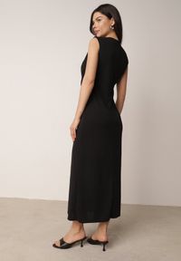 Born2be - Czarna Elegancka Sukienka z Marszczeniami i Drapowaniem o Taliowanym Kroju z Metalowym Akcentem Azaervienne. Okazja: do pracy, na co dzień. Kolor: czarny. Typ sukienki: proste. Styl: elegancki. Długość: maxi #2