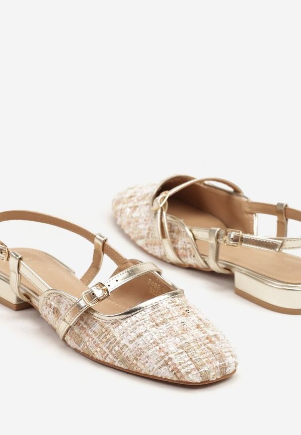 Born2be - Beżowo-Złote Sandały z Odkrytą Piętą i Tweedową Cholewką Ellissea. Okazja: na co dzień. Zapięcie: sprzączka. Kolor: beżowy. Obcas: na słupku. Styl: casual, elegancki