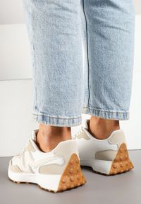 Renee - Beżowe Sneakersy Ozdobione Geometrycznym Motywem Zdivena. Okazja: na co dzień. Zapięcie: bez zapięcia. Kolor: beżowy. Materiał: jeans. Wzór: geometria, aplikacja. Sezon: lato, wiosna. Obcas: na platformie #4