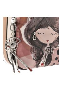 Pomarańczowa Damska Listonoszka Na Ramię Anekke Z Laleczką. Kolor: pomarańczowy. Wzór: aplikacja. Materiał: zdobione. Styl: casual, boho. Rodzaj torebki: na ramię #9