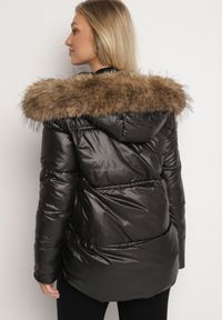 Born2be - Czarna Kurtka Pikowana z Kapturem z Odpinanym Futerkiem i Dłuższym Tyłem Clorina. Okazja: na co dzień. Typ kołnierza: kaptur. Kolor: czarny. Materiał: futro. Długość: długie. Wzór: aplikacja. Styl: klasyczny, casual, elegancki #4