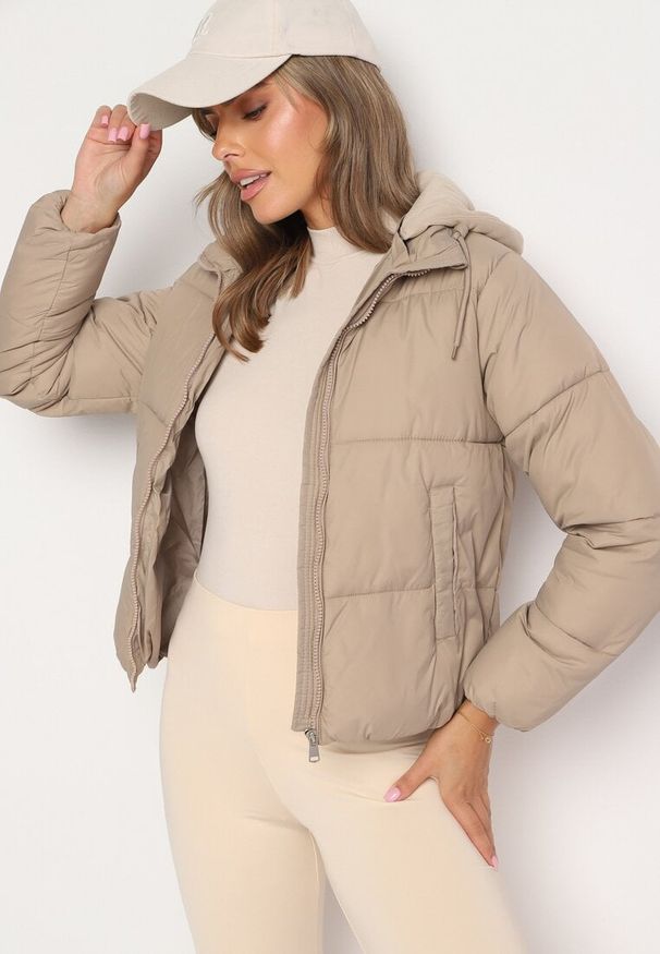 Born2be - Jasnobeżowa Pikowana Kurtka w Stylu Bomberki z Kapturem Mivuna. Okazja: na co dzień. Typ kołnierza: kaptur. Kolor: beżowy. Materiał: jeans. Długość: krótkie. Styl: casual