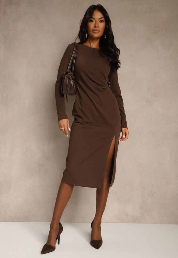 Renee - Brązowa Sukienka Bodycon z Bawełną i Paskami z Klamrami z Boku Esenelia. Kolor: brązowy. Materiał: bawełna. Typ sukienki: bodycon. Styl: klasyczny