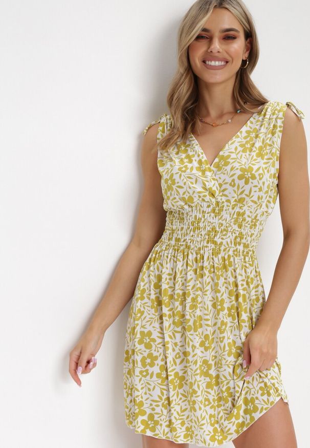 Born2be - Żółta Sukienka Mini z Gumkami w Pasie i Kopertowym Dekoltem w Kwiaty Ladgerda. Typ kołnierza: dekolt kopertowy. Kolor: żółty. Wzór: kwiaty. Typ sukienki: kopertowe. Długość: mini